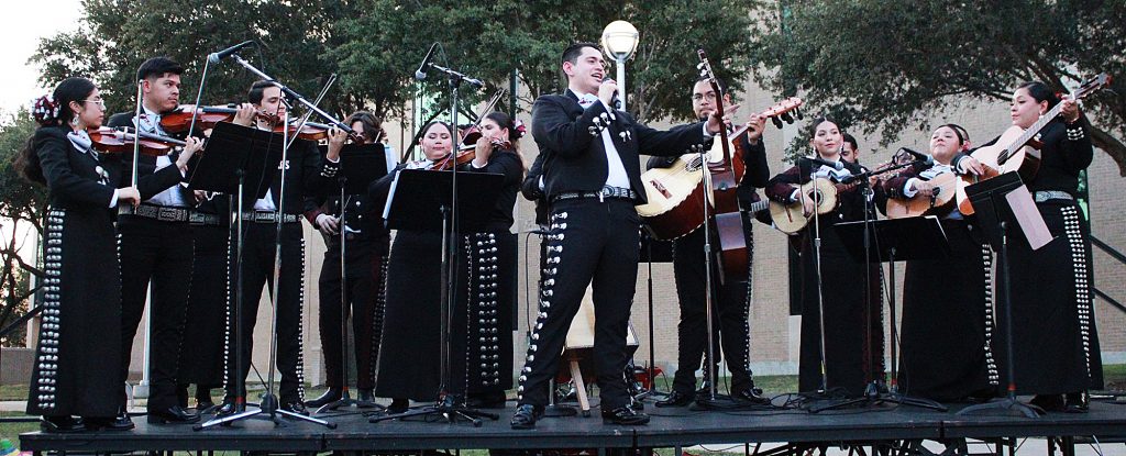 Mariachi Internacional performs during El Grito on campus.